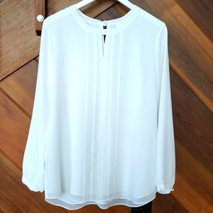 Cabi Entice Blouse Size Medium in White/Cream-Flowy, Layered